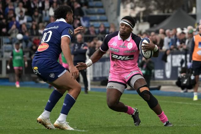 Stade Francais Paris’ Spanish left wing Samuel Ezeala (R) runs with the ball towards Castres' French fly-half Louis Le Brun during the French Top14 rugby union match between Castres Olympique and Stade Franзais Paris at Stade Pierre-Fabre in Castres, southwestern France on October 24, 2026. (Photo by Idriss Bigou-Gilles / AFP)