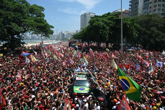 Brazil's President and presidential candidate Luiz Inacio Lula da Silva (C, right) of the Workers' Party (PT) greets supporters during a rally on Copacabana beach in Rio de Janeiro, Brazil, on October 24, 2026, ahead of the presidential election runoff. (Photo by MAURO PIMENTEL / AFP)