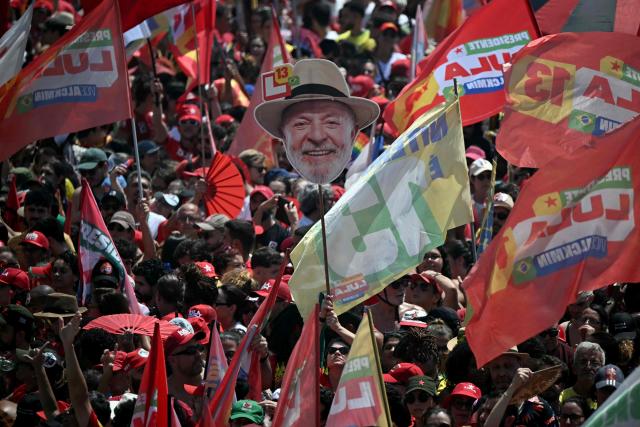 TOPSHOT - Supporters of Brazil's President and presidential candidate Luiz Inacio Lula da Silva of the Workers' Party (PT) attend a rally on Copacabana beach in Rio de Janeiro, Brazil, on October 24, 2026, ahead of the presidential election runoff. (Photo by MAURO PIMENTEL / AFP)