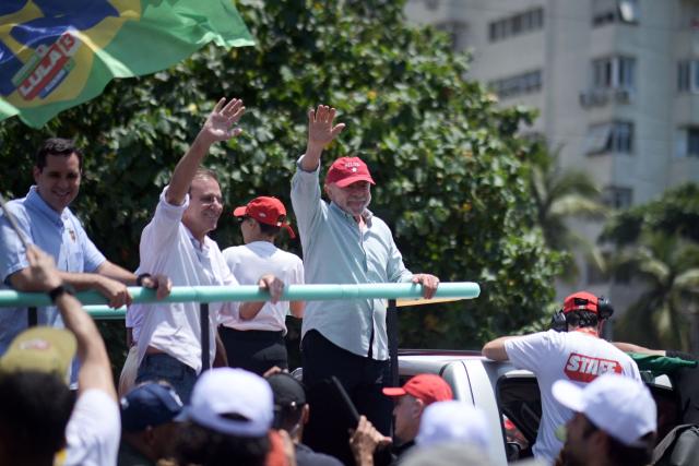 Brazil's President and presidential candidate Luiz Inacio Lula da Silva (R) of the Workers' Party (PT) waves to supporters during a rally on Copacabana beach in Rio de Janeiro, Brazil, on October 24, 2026, ahead of the presidential election runoff. (Photo by TERCIO TEIXEIRA / AFP)