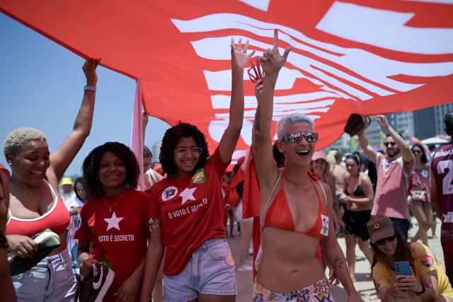 Supporters of Brazil's President and presidential candidate Luiz Inacio Lula da Silva of the Workers' Party (PT) attend a rally on Copacabana beach in Rio de Janeiro, Brazil, on October 24, 2026, ahead of the presidential election runoff. (Photo by TERCIO TEIXEIRA / AFP)