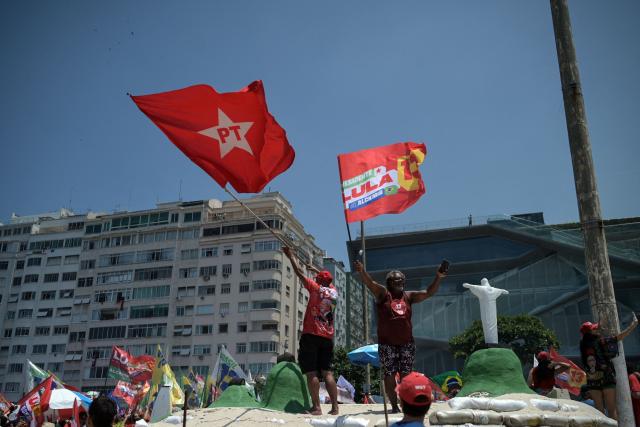 Supporters of Brazil's President and presidential candidate Luiz Inacio Lula da Silva of the Workers' Party (PT) attend a rally on Copacabana beach in Rio de Janeiro, Brazil, on October 24, 2026, ahead of the presidential election runoff. (Photo by TERCIO TEIXEIRA / AFP)