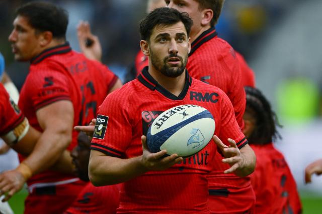 Lyon's French scrum-half Charlie Cassang holds the ball uring the French Top14 rugby union match between Aviron Bayonnais (Bayonne) and LOU Rugby (Lyon) at the Jean-Dauger stadium in Bayonne, south-western France on October 24, 2026. (Photo by Gaizka IROZ / AFP)
