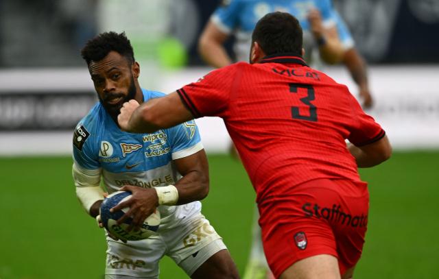 Bayonne's Fijian centre Sireli Maqala (L) runs with the ball as Lyon's Georgian prop Irakli Aptsiauri closes in to tackle during the French Top14 rugby union match between Aviron Bayonnais (Bayonne) and LOU Rugby (Lyon) at the Jean-Dauger stadium in Bayonne, south-western France on October 24, 2026. (Photo by Gaizka IROZ / AFP)
