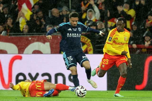 Paris FC's Italian forward #15 Luca Koleosho (C) is tackled during the French L1 football match between RC Lens and Paris FC at the Stade Bollaert-Delelis in Lens, northern France, on October 24, 2026. (Photo by Francois LO PRESTI / AFP)