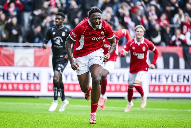 Antwerp's Ecuadorian forward #30 Snayder Porozo celebrates after scoting during the Belgian "Pro League" First Division football match between Royal Antwerp and Royal Charleroi SC at Bosuilstadion in Antwerp on October 24, 2026. (Photo by Tom Goyvaerts / BELGA / AFP) / Belgium OUT