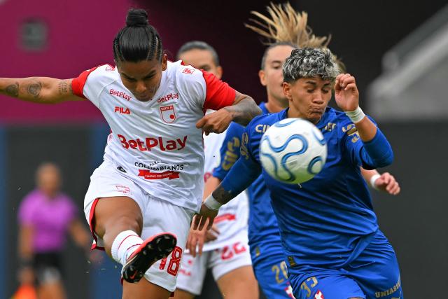 Indepediente Santa Fe's forward #18 Manuela Gonzalez (L) and Palmeiras' Argentine midfielder #33 Lorena Benitez fight for the ball during the 2026 Women's Copa Libertadores quarter-final football match between Brazil's Palmeiras and Colombia's Santa Fe at the Banco Guayaquil Stadium in Quito on October 24, 2026. (Photo by Rodrigo BUENDIA / AFP)