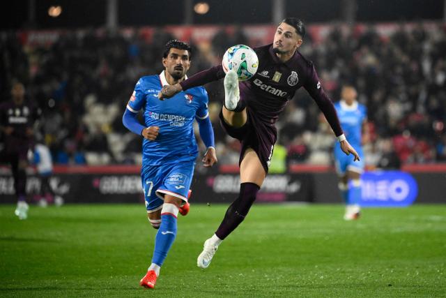 FC Porto's Spanish forward #17 Borja Sainz kicks the ball next to Gil Vicente's Portuguese defender #47 Ricardo Esgaio (L) during the Portuguese League football match between Gil Vicente FC and FC Porto at Cidade de Barcelos stadium in Barcelos on October 24, 2026. (Photo by Miguel RIOPA / AFP)