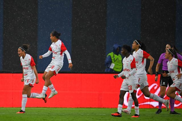Indepediente Santa Fe's midfielder #08 Juana Ortegon (2nd L) celebrates with teammates after scoring during the 2026 Women's Copa Libertadores quarter-final football match between Brazil's Palmeiras and Colombia's Santa Fe at the Banco Guayaquil Stadium in Quito on October 24, 2026. (Photo by Rodrigo BUENDIA / AFP)