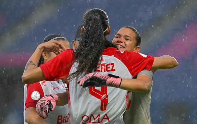 Indepediente Santa Fe's goalkeeper #26 Jimena Osipna and defender #04 Andrea Perez  celebrate after the 2026 Women's Copa Libertadores quarter-final football match between Brazil's Palmeiras and Colombia's Santa Fe at the Banco Guayaquil Stadium in Quito on October 24, 2026. (Photo by Rodrigo BUENDIA / AFP)
