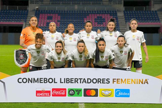 Corinthians players pose for pictures ahead of the 2026 Women's Copa Libertadores quarter-final football match between Brazil's Corinthians and Eduador's Independiente del Valle at the Banco Guayaquil Stadium in Quito on October 24, 2026. (Photo by Rodrigo BUENDIA / AFP)