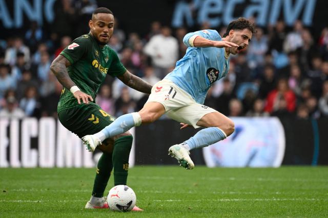 Real Betis' Brazilian defender #04 Natan Bernardo de Souza and Celta Vigo's Spanish forward #11 Pablo Duran vie for the ball during the Spanish league football match between RC Celta de Vigo and Real Betis at Balaidos Stadium in Vigo on October 25, 2026. (Photo by Miguel RIOPA / AFP)