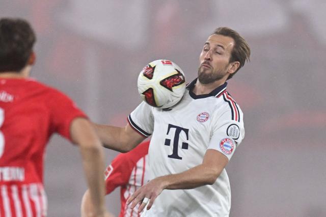 Bayern Munich's English forward #09 Harry Kane plays the ball during the German first division Bundesliga football match between SC Freiburg and FC Bayern Munich in Freiburg, south-western Germany, on October 25, 2026. (Photo by THOMAS KIENZLE / AFP) / DFL REGULATIONS PROHIBIT ANY USE OF PHOTOGRAPHS AS IMAGE SEQUENCES AND/OR QUASI-VIDEO