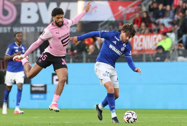 Strasbourg's Portuguese midfielder #23 Diogo Sousa (R) controls the ball next to Rennes' French midfielder #45 Mahdi Camara during the French L1 football match between Stade Rennais FC and RC Strasbourg Alsace at the Roazhon Park stadium in Rennes, western France, on October 25, 2026. (Photo by Fred TANNEAU / AFP)