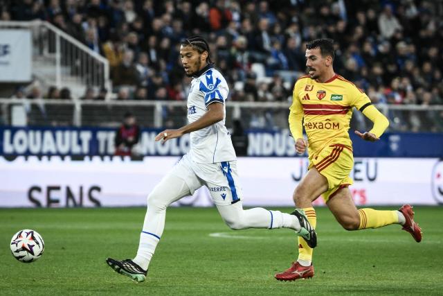 Auxerre's Ivorian defender #92 Clement Akpa (L) and Le Mans' French midfielder #08 Alexandre Lauray (R) fight for the ball during the French L1 football match between AJ Auxerre and Le Mans at the Stade de l'Abbe-Deschamps in Auxerre, central France, on October 25, 2026. (Photo by ARNAUD FINISTRE / AFP)