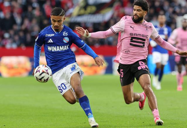 Strasbourg's Moroccan forward #80 Gessime Yassine (l) fights for the ball with Rennes' French midfielder #45 Mahdi Camara  during the French L1 football match between Stade Rennais FC and RC Strasbourg Alsace at the Roazhon Park stadium in Rennes, western France, on October 25, 2026. (Photo by Fred TANNEAU / AFP)