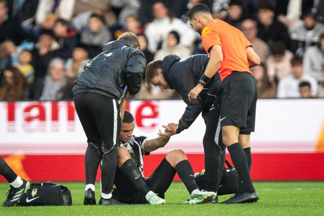 Angers's Moroccan forward #19 Amine El Ouazzani leaves the pitch after being injured during the French L1 football match between SCO Angers and FC Lorient at the Stade Raymond-Kopa in Angers on October 25, 2026. (Photo by Guillaume SALIGOT / AFP)