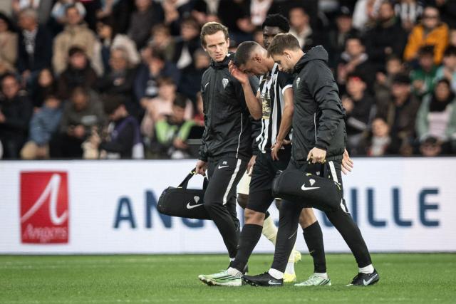 Angers's Moroccan forward #19 Amine El Ouazzani leaves the pitch after being injured during the French L1 football match between SCO Angers and FC Lorient at the Stade Raymond-Kopa in Angers on October 25, 2026. (Photo by Guillaume SALIGOT / AFP)