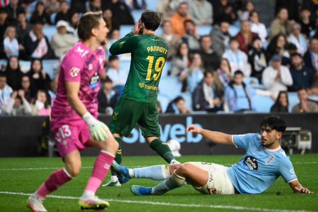 Real Betis' Irish forward #19 Troy Parrott (C) reacts after missing a chance to score during the Spanish league football match between RC Celta de Vigo and Real Betis at Balaidos Stadium in Vigo on October 25, 2026. (Photo by Miguel RIOPA / AFP)