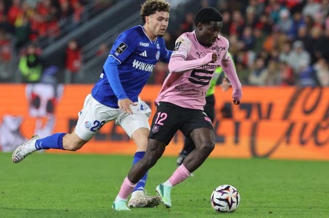Rennes' Spanish forward #12 Eliezer Mayenda (R) fights for the ball with Strasbourg's Moroccan midfielder #29 Samir El Mourabet (L) during the French L1 football match between Stade Rennais FC and RC Strasbourg Alsace at the Roazhon Park stadium in Rennes, western France, on October 25, 2026. (Photo by Fred TANNEAU / AFP)
