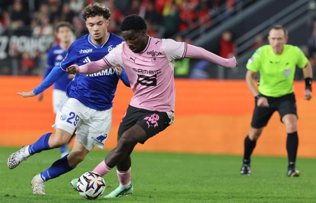 Rennes' Spanish forward #12 Eliezer Mayenda (R) fights for the ball with Strasbourg's Moroccan midfielder #29 Samir El Mourabet (L) during the French L1 football match between Stade Rennais FC and RC Strasbourg Alsace at the Roazhon Park stadium in Rennes, western France, on October 25, 2026. (Photo by Fred TANNEAU / AFP)