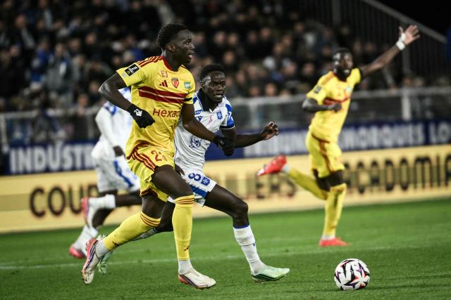 Le Mans' French midfielder #23 Daouda Traore (L) fights for the ball with Auxerre's French midfielder #08 Naouirou Ahamada (C) during the French L1 football match between AJ Auxerre and Le Mans at the Stade de l'Abbe-Deschamps in Auxerre, central France, on October 25, 2026. (Photo by ARNAUD FINISTRE / AFP)