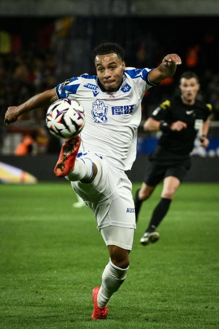 Auxerre’s English forward #9 Cameron Archer controls the ball during the French L1 football match between AJ Auxerre and Le Mans at the Stade de l'Abbe-Deschamps in Auxerre, central France, on October 25, 2026. (Photo by ARNAUD FINISTRE / AFP)