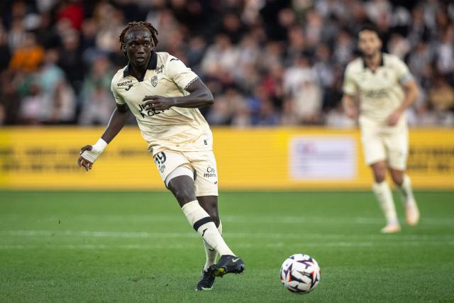 Lorient's Senegalese forward #19 Souleymane Faye passes the ball during the French L1 football match between SCO Angers and FC Lorient at the Stade Raymond-Kopa in Angers on October 25, 2026. (Photo by Guillaume SALIGOT / AFP)