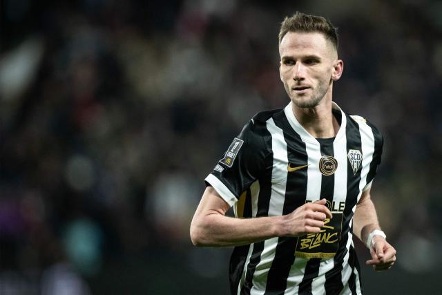 Angers's Dutch midfielder #08 Branco van den Boomen looks on during the French L1 football match between SCO Angers and FC Lorient at the Stade Raymond-Kopa in Angers on October 25, 2026. (Photo by Guillaume SALIGOT / AFP)