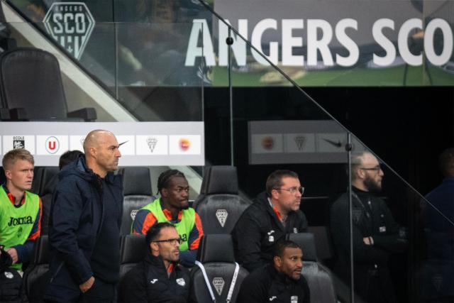 Lorient's French headcoach Alexandre Dujeux (L) looks on during the French L1 football match between SCO Angers and FC Lorient at the Stade Raymond-Kopa in Angers on October 25, 2026. (Photo by Guillaume SALIGOT / AFP)