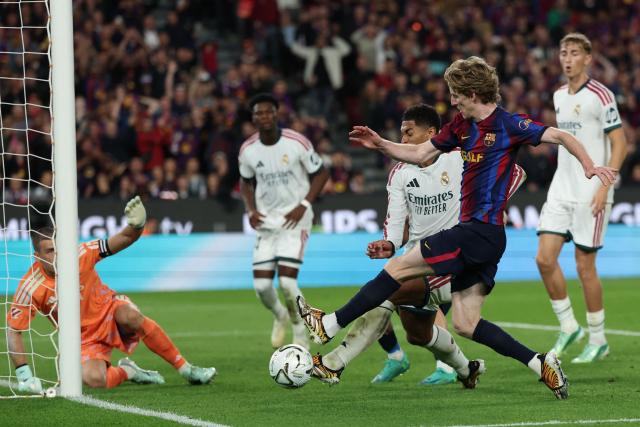 Barcelona's English forward #17 Anthony Gordon (R) vies with Real Madrid's English midfielder #05 Jude Bellingham during the Spanish league football match between FC Barcelona and Real Madrid CF at Camp Nou Stadium in Barcelona on October 25, 2026. (Photo by Lluis GENE / AFP)