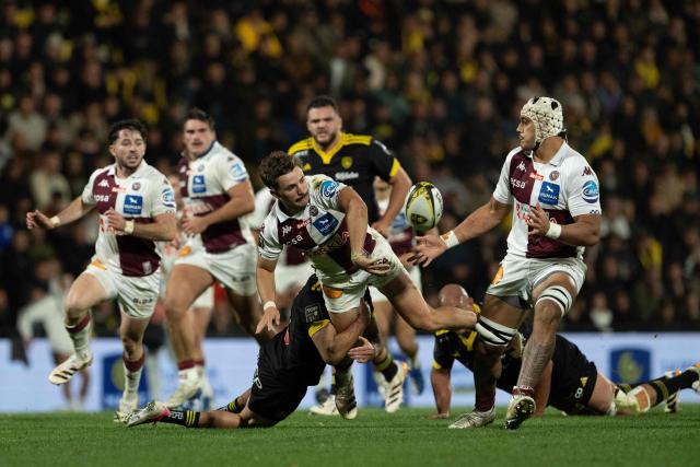 Bordeaux-Bègles' French full-back Xan Mousques offloads the ball to Bordeaux-Bègles' French flanker Temo Matiu (R) during the French Top14 rugby union match between Stade Rochelais (La Rochelle) and Union Bordeaux Bègles (UBB) at the Marcel-Deflandre Stadium in La Rochelle, western France, on October 25, 2026. (Photo by XAVIER LEOTY / AFP)
