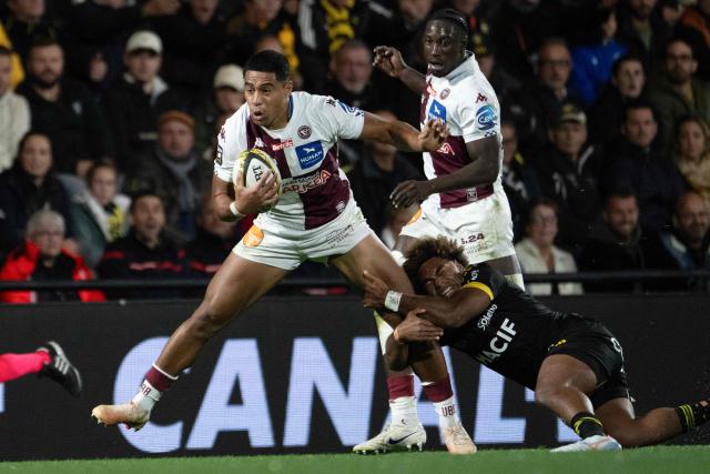 Bordeaux-Bègles' New Zealand wing Salesi Rayasi is tackled by La Rochelle's Fijian centre Simeli Daunivucu during the French Top14 rugby union match between Stade Rochelais (La Rochelle) and Union Bordeaux Bègles (UBB) at the Marcel-Deflandre Stadium in La Rochelle, western France, on October 25, 2026. (Photo by XAVIER LEOTY / AFP)