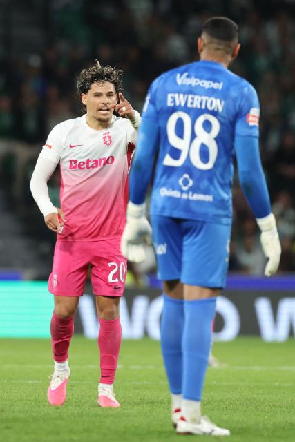 Sporting Lisbon's Uruguayan midfielder #20 Maximiliano Araujo points to Academico de Viseu's Brazilian goalkeeper #98 Ewerton (R) during the Portuguese League football match between Sporting CP and Academico de Viseu FC at Jose Alvalade stadium in Lisbon on October 25, 2026. (Photo by PATRICIA DE MELO MOREIRA / AFP)
