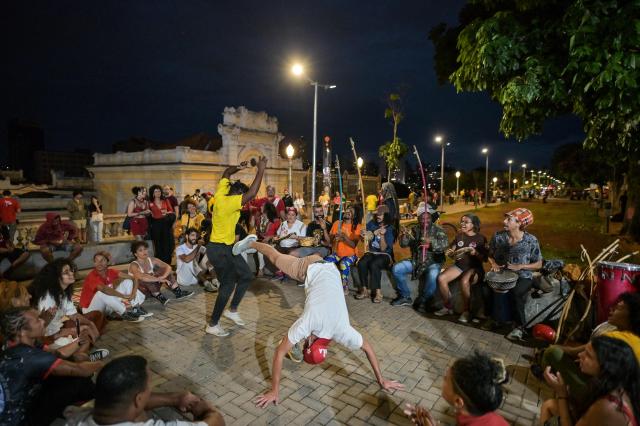 People practice capoeira during Brazil's presidential runoff election in Belo Horizonte, Brazil, on October 25, 2026. Lula da Silva faces right-wing senator Flavio Bolsonaro in a runoff that will determine whether Brazil remains one of the few leftist nations in the region or joins a regional swing to the right championed by US President Donald Trump, Bolsonaro's ally. (Photo by Daniel DE CERQUEIRA / AFP)