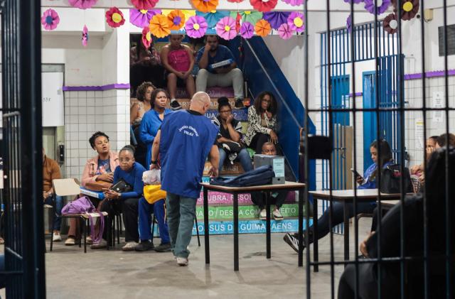 Electoral work wait for voters at an open polling station after a court order extended voting time in the southern zone of Rio de Janeiro, Brazil on October 25, 2026. Brazil's Supreme Court extended voting time for two hours on Sunday, generating chaos in a knife-edge election race Sunday between right-wing senator Flavio Bolsonaro and leftist President Luiz Inacio Lula da Silva. (Photo by Douglas SHINEIDR / AFP)