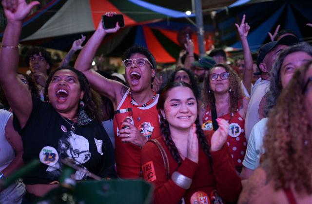 A supporter of Brazil's President and presidential candidate Luiz Inacio Lula da Silva waits for the first results in downtown Rio de Janeiro, Brazil on October 25, 2026. Brazil's Supreme Court extended voting time for two hours on Sunday, generating chaos in a knife-edge election race Sunday between right-wing senator Flavio Bolsonaro and leftist President Luiz Inacio Lula da Silva. (Photo by TERCIO TEIXEIRA / AFP)