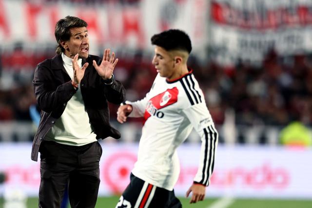 River Plate's head coach Leonardo Ponzio gestures during the Argentine Professional League 2026 Clausura tournament football match between River Plate and Racing at Monumental stadium in Buenos Aires on October 25, 2026. (Photo by Alejandro PAGNI / AFP)