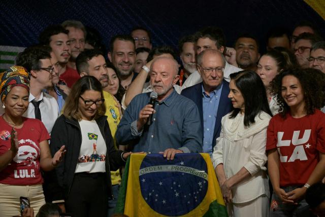 Brazil's President and re-election candidate for the Workers' Party (PT) Luiz Inacio Lula da Silva speaks next to his wife, First Lady Rosangela da Silva (2nd L) and Vice President Geraldo Alckmin (3nd R) after knowing the first results of the presidential runoff election, in Sao Paulo, Brazil, on October 25, 2026. Lula da Silva pulled off a dramatic comeback on October 25, 2026, as he clinched election victory against right-wing senator Flavio Bolsonaro, who trounced him in the first round. (Photo by NELSON ALMEIDA / AFP)
