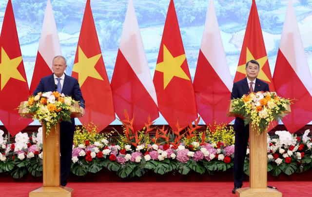 Vietnam's Prime Minister Le Minh Hung (R) and Poland's Prime Minister Donald Tusk attend a press briefing at the Government Office in Hanoi on October 26, 2026. (Photo by Quang Nguyen / AFP)