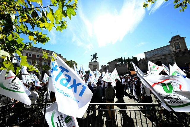 Taxi drivers take part in a protest against the increase of fuel prices in Rome on October 26, 2026. (Photo by Andreas SOLARO / AFP)