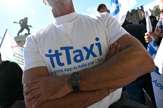 Taxi drivers take part in a protest against the increase of fuel prices in Rome on October 26, 2026. (Photo by Andreas SOLARO / AFP)