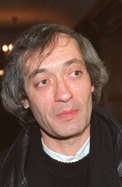 (FILES) This portrait dated November 24, 1986, shows the French writer Rene Belletto, who won the 1986 Prix Femina for his novel "L'Enfer", published by P.O.L. Writer Rene Belletto, a prominent figure in contemporary crime and fantasy fiction and the author of more than twenty books, passed away on October 25, 2026 at the age of 81, his publisher, P.O.L., announced to AFP on October 26. (Photo by PHILIPPE BOUCHON / AFP)