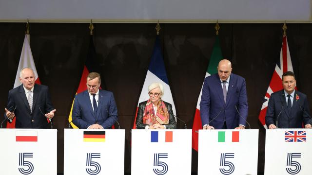 Poland's Defence State Secretary Pawel Zalewski (L), Germany's Defence Minister Boris Pistorius, France's Defence Minister Catherine Vautrin, Italy's Defence Minister Guido Crosetto and Britain's Defence Secretary Wes Streeting attend a meeting of the E5, a five-country European defence and security cooperation group, at the French Defence Ministry in Paris, on October 26, 2026. (Photo by Thomas SAMSON / AFP)