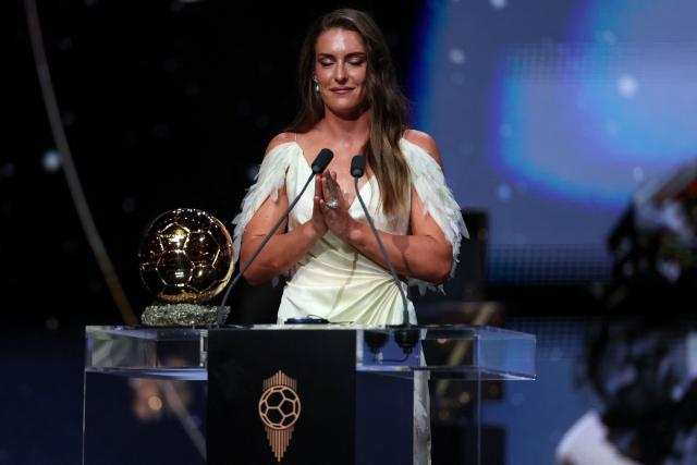 TOPSHOT - Spain and Barcelona midfielder Alexia Putellas reacts after receiving the Ballon d'Or Feminin award for the best female footballer during the 2026 Ballon d'Or France Football award ceremony at the Palladium Theatre in London on October 26, 2026. (Photo by FRANCK FIFE / AFP)