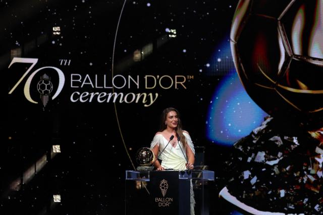 Spain and Barcelona midfielder Alexia Putellas delivers a speech after receiving the Ballon d'Or Feminin award for the best female footballer during the 2026 Ballon d'Or France Football award ceremony at the Palladium Theatre in London on October 26, 2026. (Photo by FRANCK FIFE / AFP)