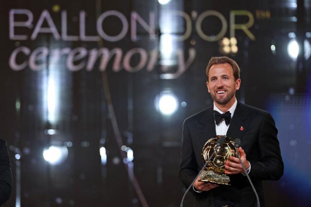 TOPSHOT - England and Bayern Munich forward Harry Kane reacts after receiving the Ballon d'Or award for the best male footballer during the 2026 Ballon d'Or France Football award ceremony at the Palladium Theatre in London on October 26, 2026. (Photo by FRANCK FIFE / AFP)