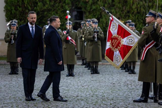 Poland's Deputy Prime Minister and Minister of National Defence Wladyslaw Kosiniak-Kamysz (L) and Britain's Secretary of State for Defence Wes Streeting (2nd L) review a military honor guard as they take part in an official welcoming ceremony before their meeting in Warsaw, Poland, on October 27, 2026. (Photo by Wojtek RADWANSKI / AFP)