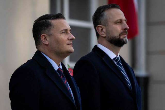 Poland's Deputy Prime Minister and Minister of National Defence Wladyslaw Kosiniak-Kamysz (R) and Britain's Secretary of State for Defence Wes Streeting take part in an official welcoming ceremony before their meeting in Warsaw, Poland, on October 27, 2026. (Photo by Wojtek RADWANSKI / AFP)