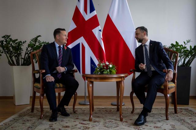 Poland's Deputy Prime Minister and Minister of National Defence Wladyslaw Kosiniak-Kamysz (R) and Britain's Secretary of State for Defence Wes Streeting have taken seat for talks during their meeting in Warsaw, Poland, on October 27, 2026. (Photo by Wojtek RADWANSKI / AFP)
